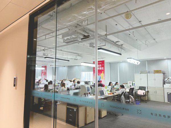 富投恒盈 存安全隐患，至少21所高校发布通知排查！ 深圳罗马仕紧急召回逾49万台充电宝